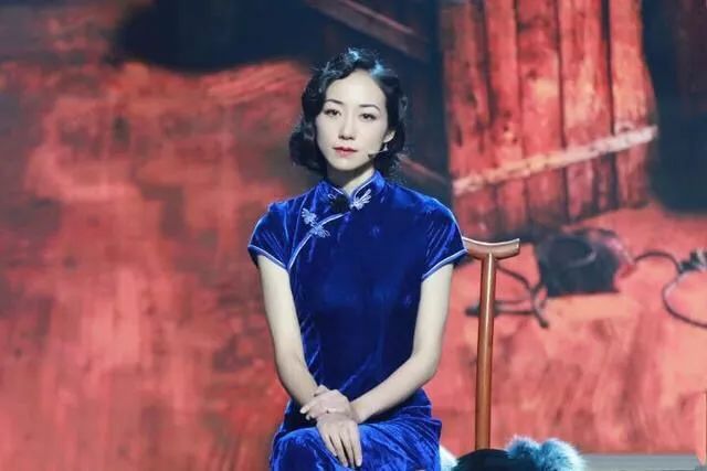 被讽花瓶18年，如今凭实力爆红，热搜欠她两个第一