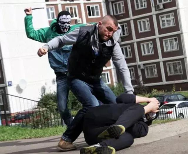 俄罗斯足球流氓打架斗殴,俄罗斯暴打英国足球流氓