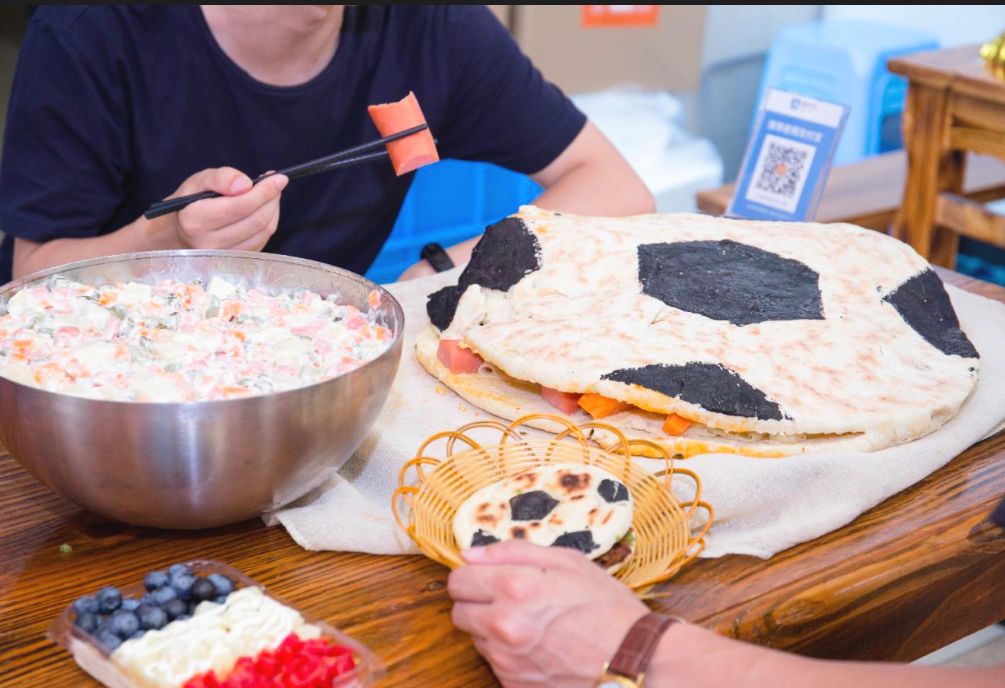 杭州肉夹馍店老板开卖世界杯套餐，网易、华为员工争着入伙