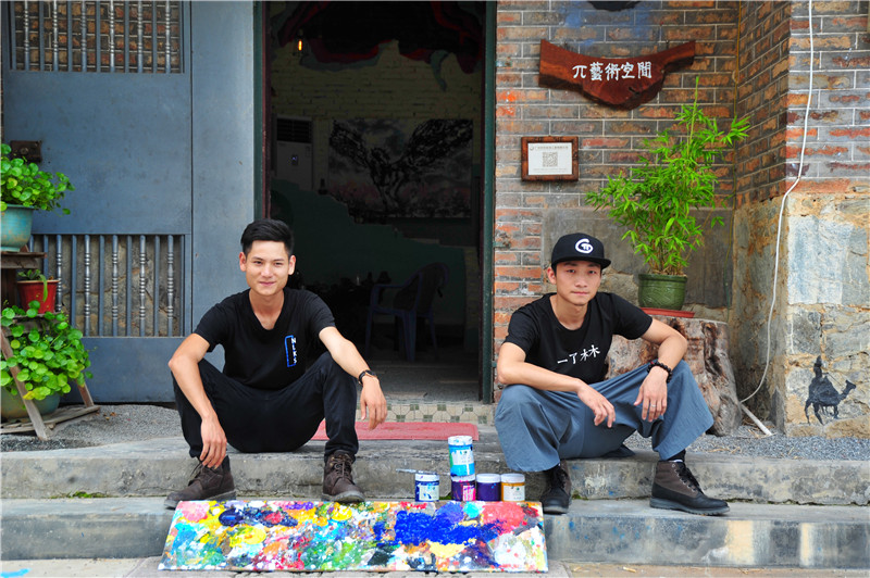 墙面当画布，一支画笔画出70万年收入