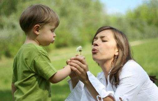 不要让孩子光脚在地上爬了,不要再让孩子光脚跑了