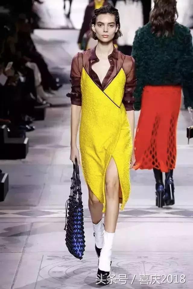 怎么把普通吊带穿的很时髦,小吊带怎么穿比较好看