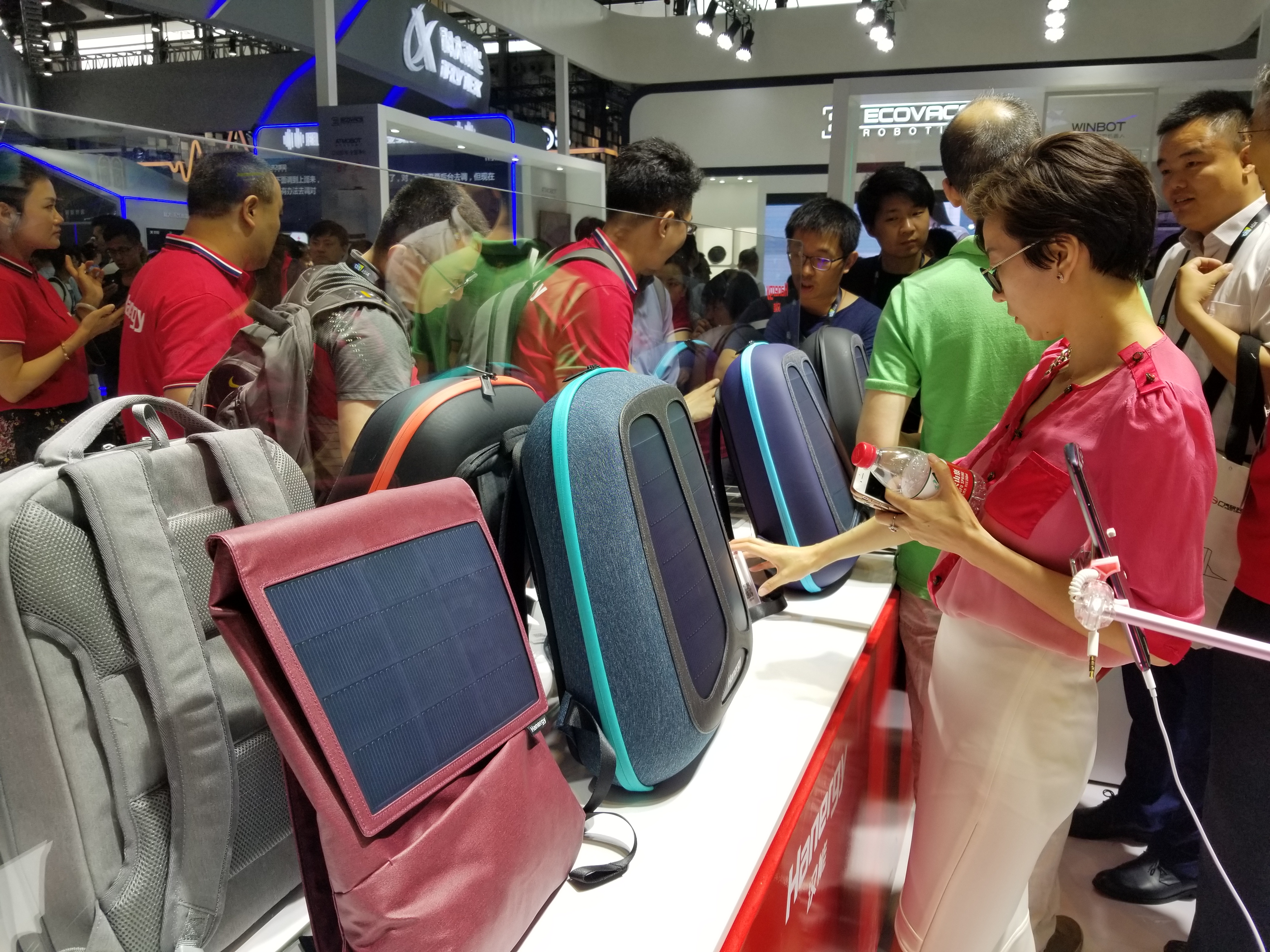 走到哪里都有电都有网的充电宝,solarcharger太阳能充电宝