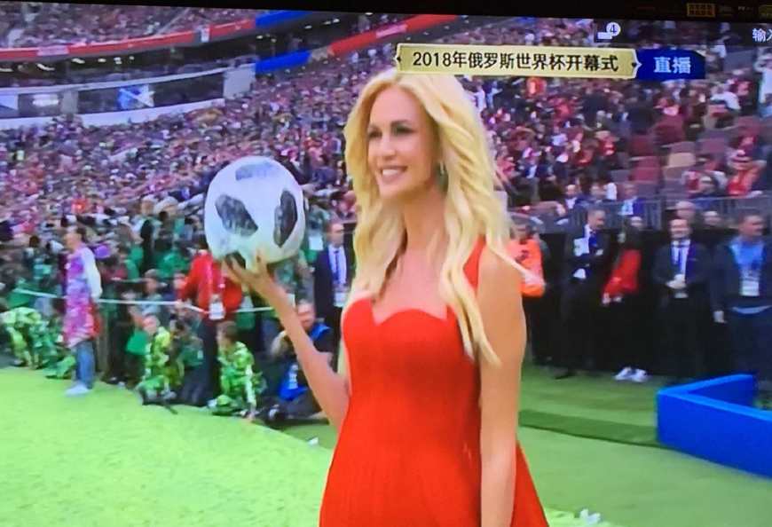 罗比威廉姆斯wearethechampions,罗比威廉姆斯世界杯开幕式竖中指