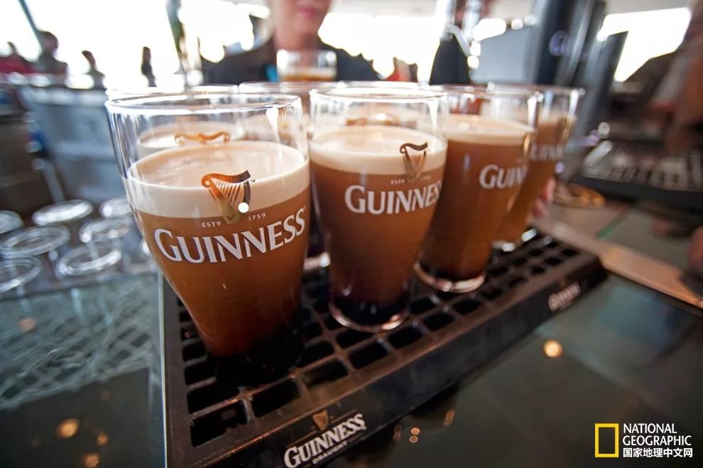 “对球当歌,人生几何”,看世界杯时为什么爱喝酒呢?