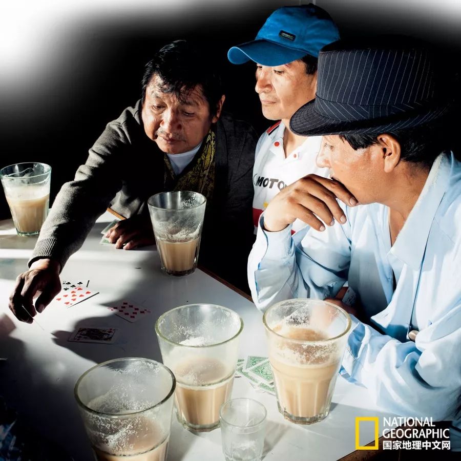 “对球当歌，人生几何”，看世界杯时为什么爱喝酒呢？