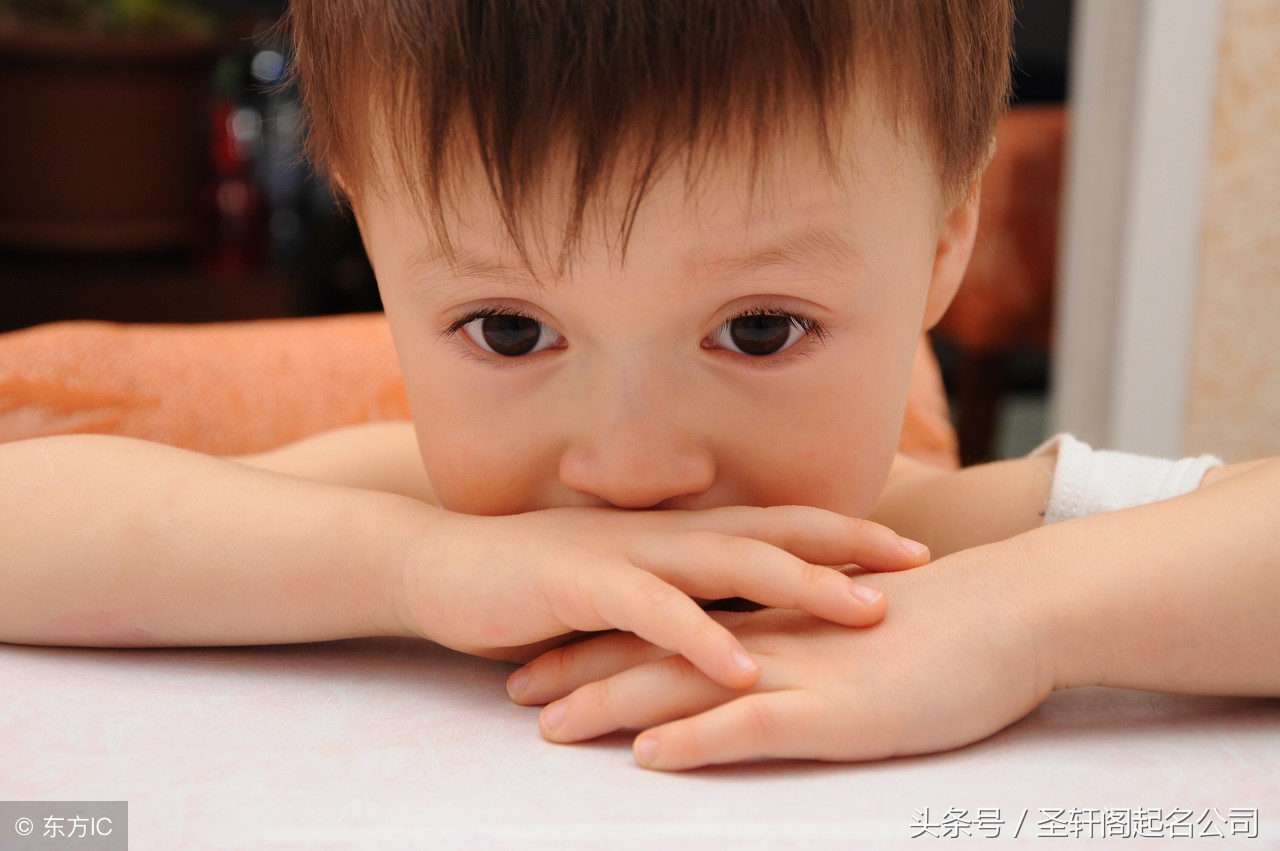 王姓缺金缺水霸气响亮的男孩名字,属牛缺水缺金的男孩名字