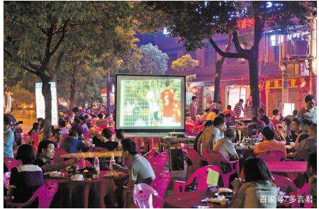 在看世界杯时，美女服务员竟然在点餐时被人*拍偷**了，球迷愤怒了