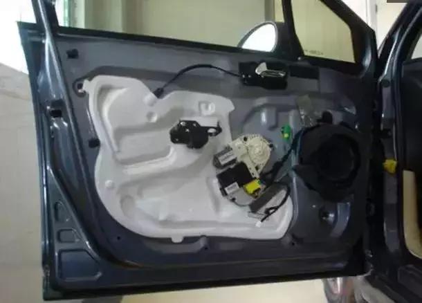 用力关车门有什么缺点,使劲关车门注意事项