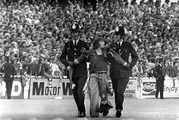 英国足球流氓夸自己战斗力高，这两国人笑了，莫斯科保卫战将再现