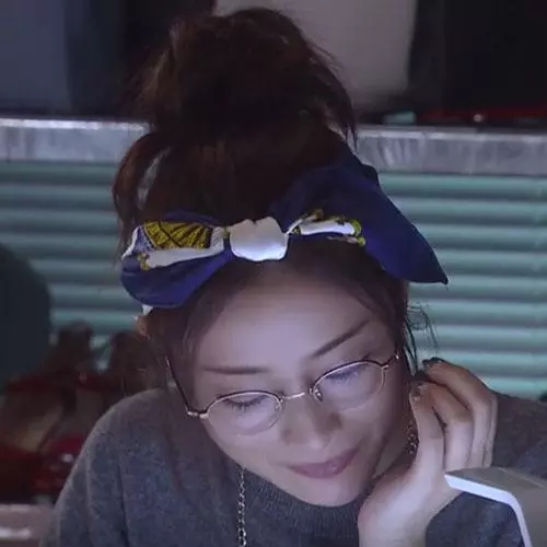 发带这样戴不会掉而且还很好看,发带需要这样戴