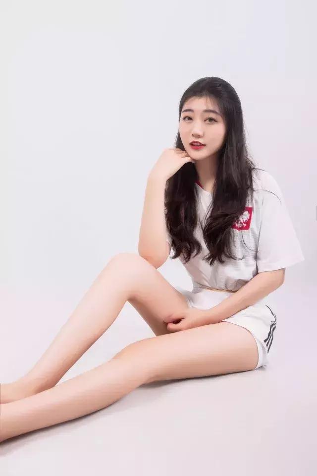 听说，好看的姑娘都在看世界杯