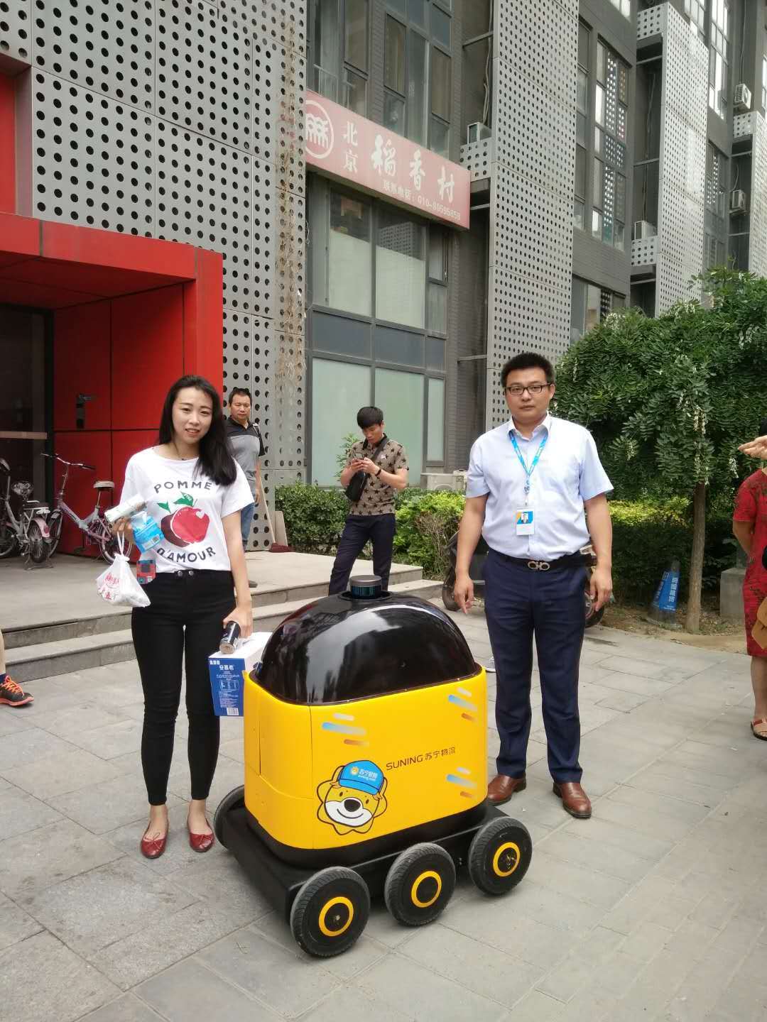 苏宁无人车,苏宁小店无人模式