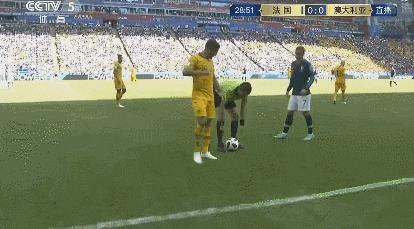 世界杯第一个被踢破的球诞生，可见法国和澳大利亚拼的有多凶