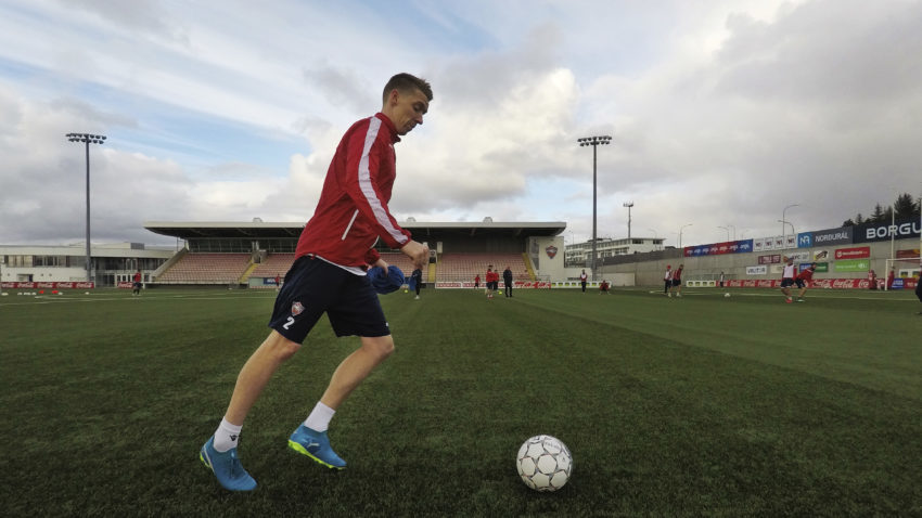 这位成功破坏梅西多次进攻的冰岛后卫其实是一名流水线工人