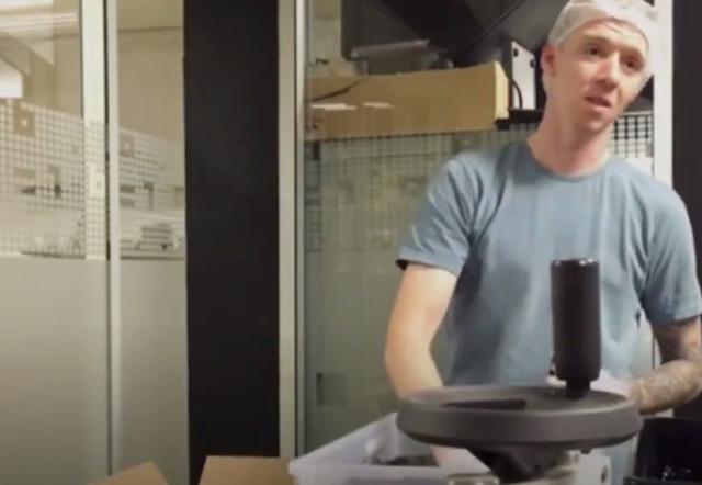 这位成功破坏梅西多次进攻的冰岛后卫其实是一名流水线工人