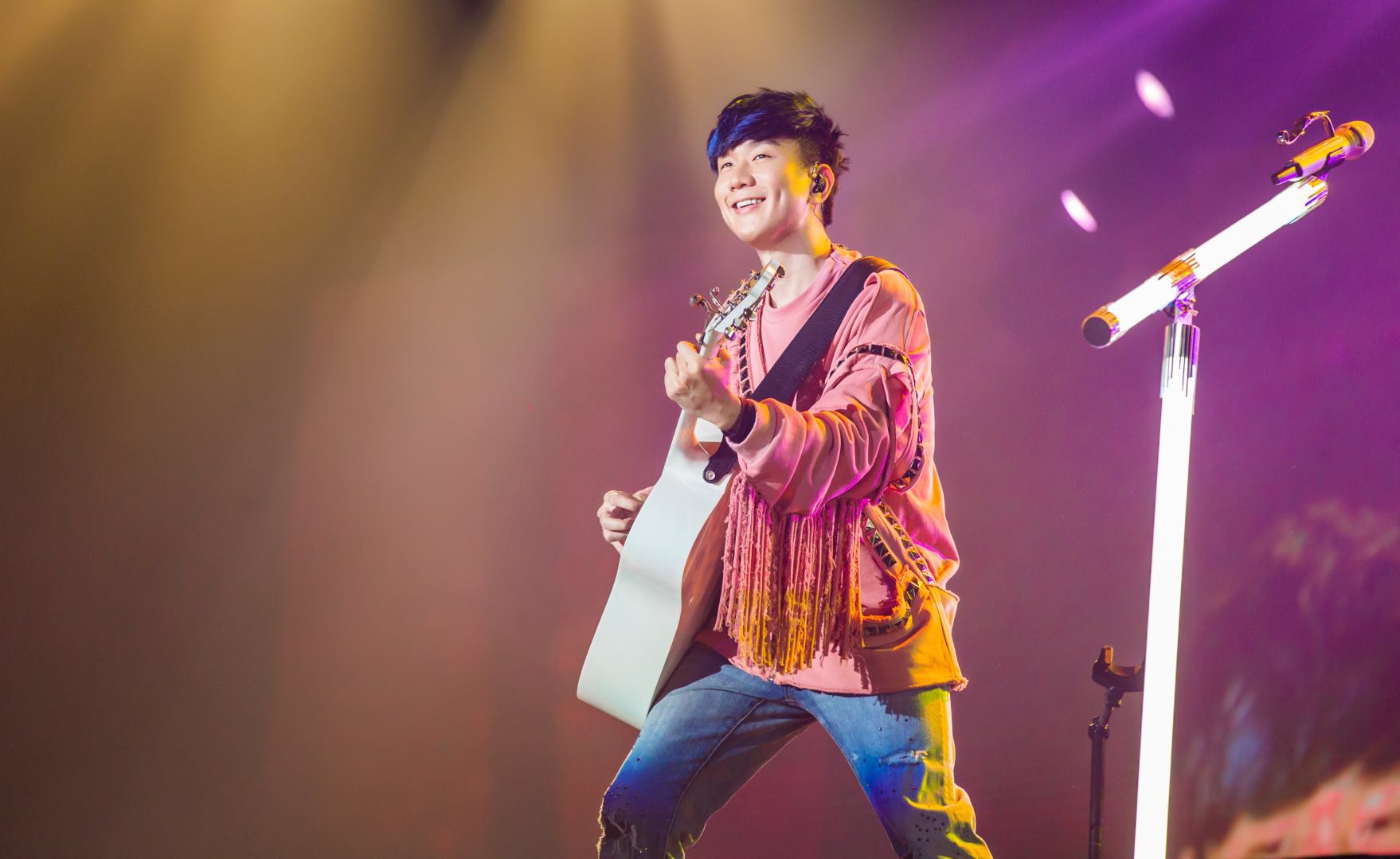 JJ林俊杰来济开唱，与粉丝共庆端午