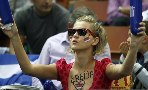 世界杯漂亮的女球迷视频,世界杯塞尔维亚女球迷高清大图