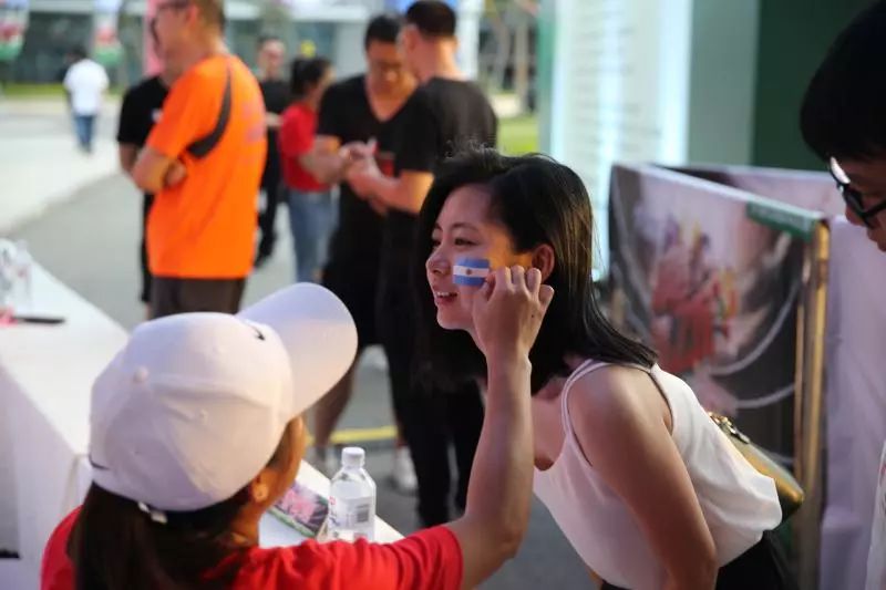 喝啤酒吃烧烤狂欢,喝啤酒吃美食