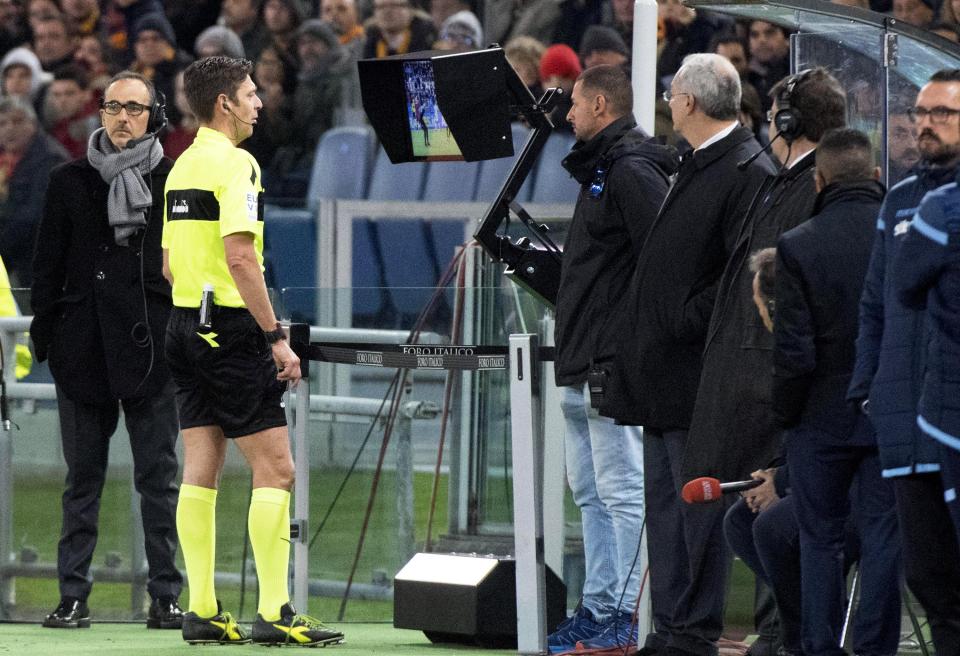 楚伯禁区犯规符合VAR适用原则，为何主裁拒绝内马尔看回放视频？