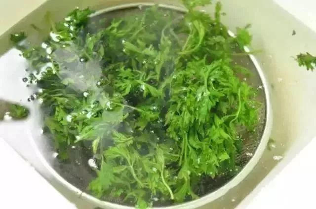 遂宁一位妈妈用艾叶煮水后，万万没想到···