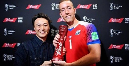 陈奕迅为林俊杰颁发金曲奖,陈奕迅颁奖世界杯