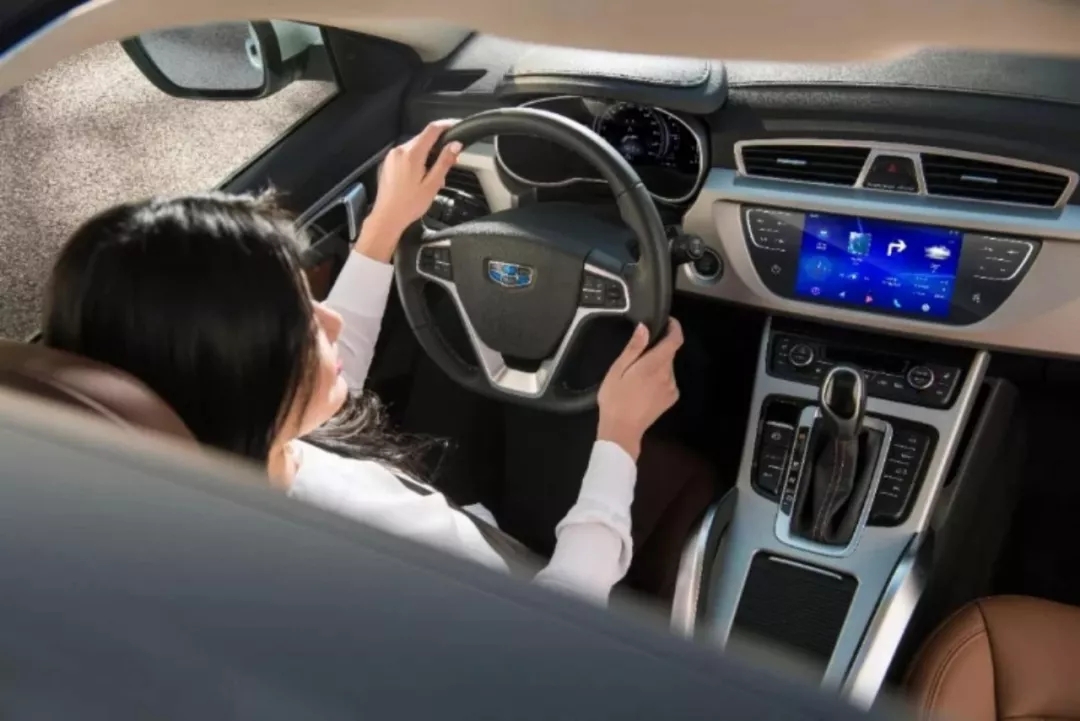 看花样女司机秒变足球宝贝，玩转世界杯！