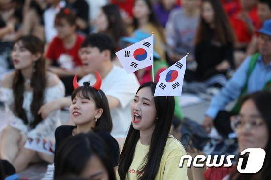 素质高！2.5万韩国球迷齐聚光化门看球输球后捡走垃圾光洁如新