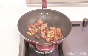 如何制作炒年糕简单又好吃,新疆大厨教你做饭店炒年糕