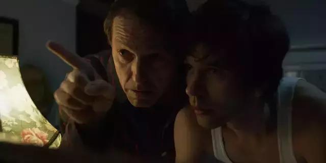 不愧是腐国!把真实丑闻拍成顶级英剧,感受下两大主角的颜值暴击