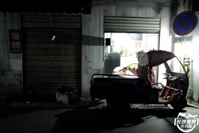 不管有没有世界杯，这家几平方的无名烧烤摊，牛肉串都要预定！