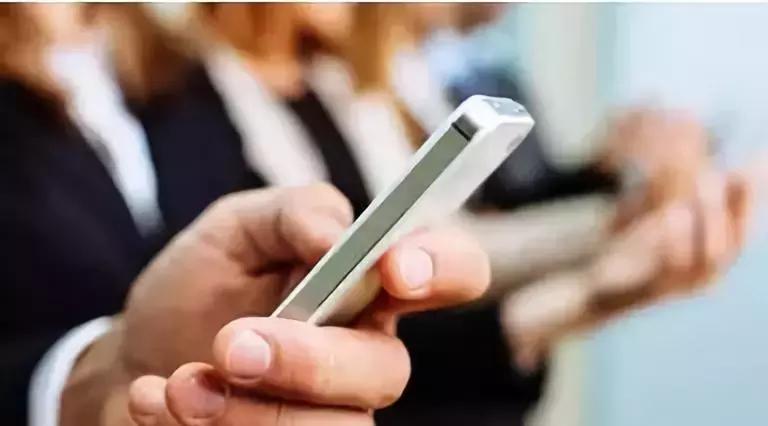 玩手机得脑瘤的几率大吗,玩手机多长时间会得脑瘤