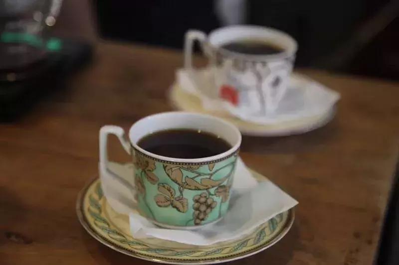 玻璃杯和陶瓷杯哪个更适合喝茶,喝咖啡用陶瓷杯还是玻璃杯