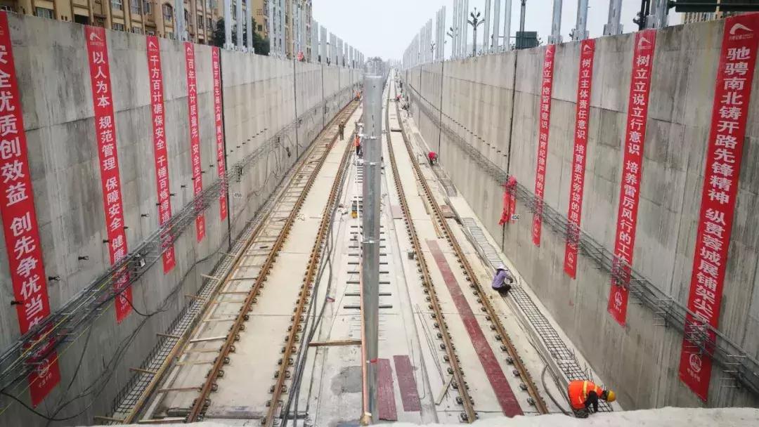 新都人：没有经受住650的*躏蹂**，你好意思享受地铁的快捷？