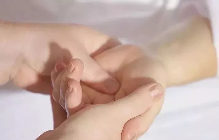 在野外被蚊子叮了能涂唾液止痒吗,宝宝眼睛让蚊子叮了怎么消肿止痒