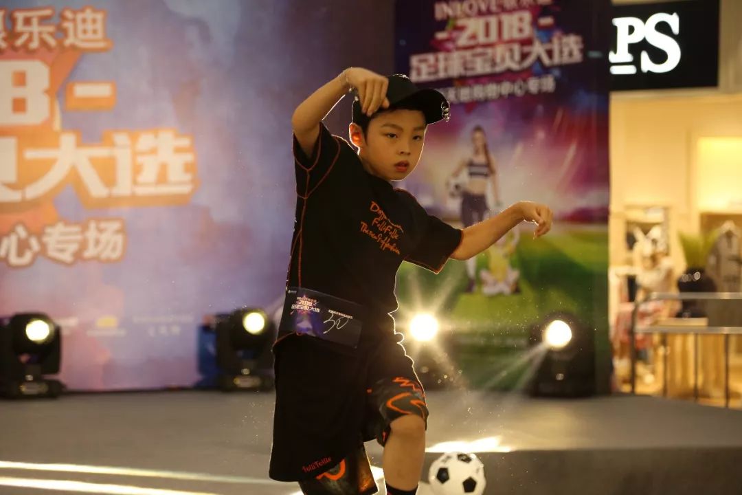 银乐迪新天地店,为世界杯加油足球小宝贝