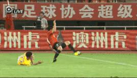 足球场上恐怖的受伤瞬间校园,足球场上受伤瞬间恢复的集锦