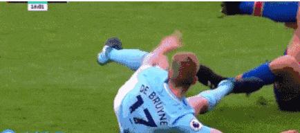 足球场上恐怖的受伤瞬间大腿割伤,足球受伤恐怖瞬间合集