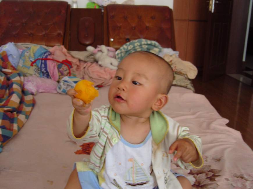 小孩喉咙被卡住的急救方法,孩子被东西卡住了喉咙怎么办