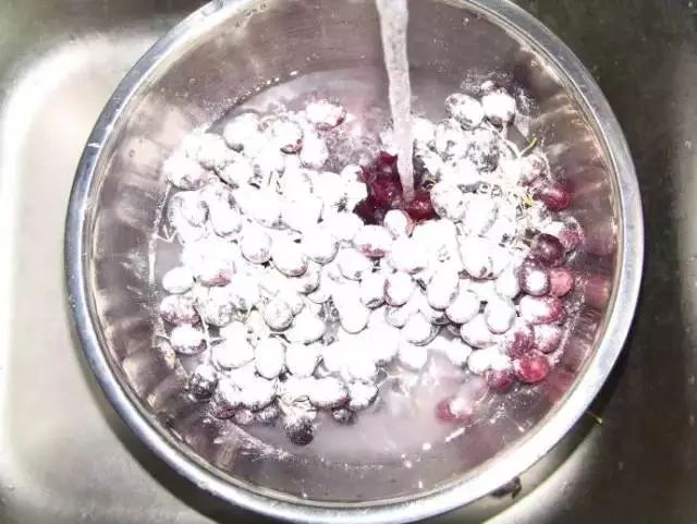 杨梅别只用清水洗教你正确方法,杨梅怎么吃是正确的方法