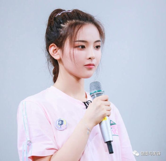 蔡徐坤腮红上热搜！《创造101》小姐姐说腮红用得好，脸小年龄小