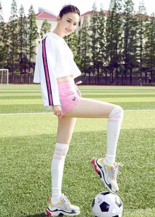 黄圣依足球宝贝最火图片,黄圣依长腿打扮