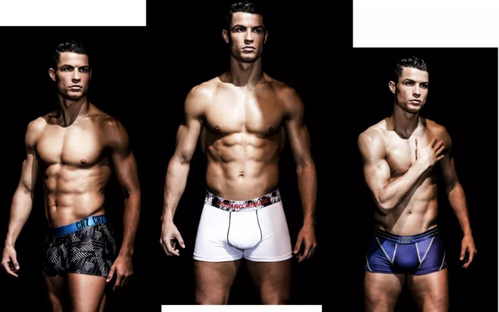 c罗没有进球靠在广告牌上,c罗把球踢得多高