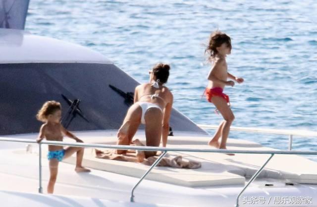 维密超模足球宝贝,刘雯维密走秀上演足球宝贝