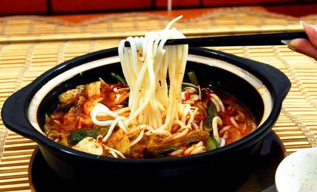 重庆一绝鸡汤砂锅米线,鸡汤米线砂锅