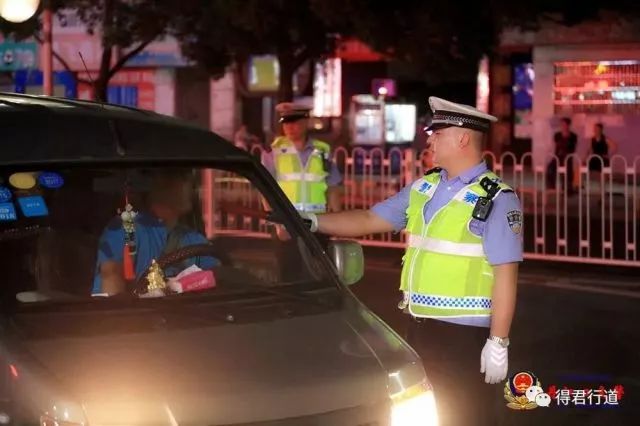 交警推出欧洲杯酒驾套餐,交警严查世界杯酒驾