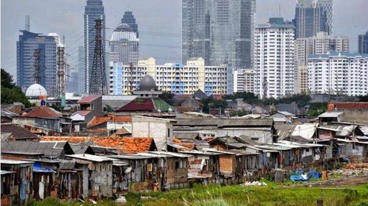 印尼贫民窟成旅游景点，少女像猪狗一样被推销给游客！