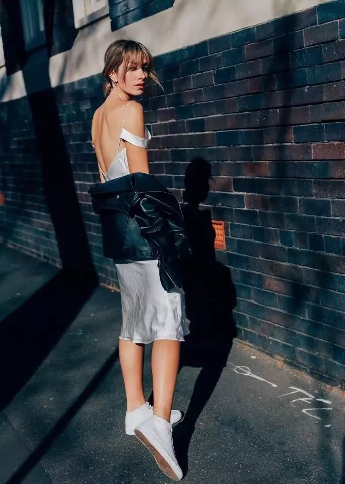 清凉吊带裙穿搭,夏季时尚高级感优雅吊带裙