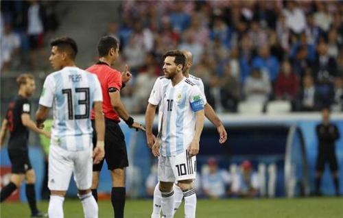 阿根廷惨败，为什么648分钟不进球的梅西，才是最该被安慰的人？