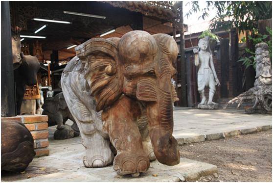 中国游客离开缅甸时，送给男导游这个礼物，导游马上红了眼！